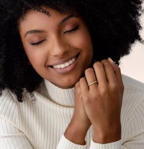 Обручальное кольцо желтое золото на руке фото