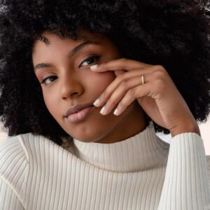 обручальное кольцо желтое золото на руке фото