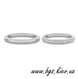 обручальное кольцо желтое золото на руке фото