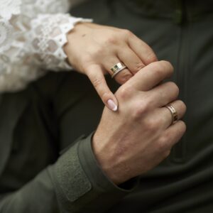 эксклюзивные обручальные кольца на руках 5-Кз