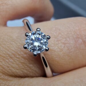 На якій руці та пальці носять обручку