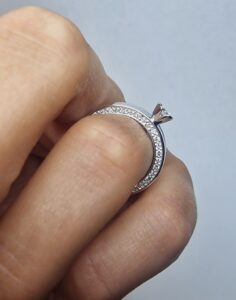 Обручка з діамантами у білому золоті