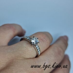 Як дізнатися розмір пальця дівчини