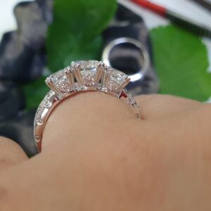 чому обручка на середньому паьці